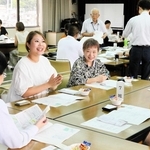 日ごろは関わることのない企業や事業所の話で盛り上がった交流会＝三木商工会館