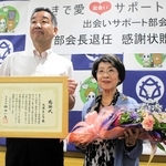 仲田一彦市長（左）から感謝状と花束を贈られた近藤キシ子さん＝三木市役所