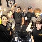アームレスリングの世界選手権に出場する（手前左から）藤井大使さん、寺内颯さん、澤田和茂さん、戸川陽平さん、原川拓也さん、山本莉世さん＝三木市加佐