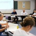 小中一貫校の開校に向けて今後の議論方法を確認する委員ら＝吉川町公民館