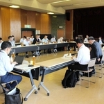 神戸電鉄粟生線の２０２５年度の経常利益などが明らかになった活性化協議会の会合＝三木市中央公民館