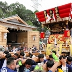 大村屋台の新たな拠点となる屋台蔵（左）。他地区の住民もお祝いに駆けつけ練り合わせを披露した＝三木市大村