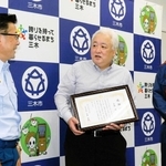 大東成吉消防長（左）と初期消火について振り返る箕田尚さん（中央）＝三木市消防本部