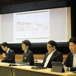 中央公民館などを集約する複合施設について説明する高松建設の担当者ら＝三木市中央公民館