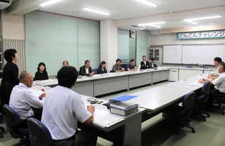 三木小学校と豊地小学校の統合準備委員会の初会合＝三木市大塚２
