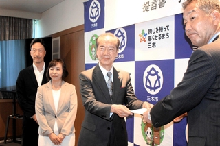 提言書を仲田一彦市長（右端）に手渡す定野司委員長（中央）ら＝三木市役所