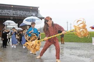 雨の中で行われた「ヤホー神事」＝三木市吉川町稲田