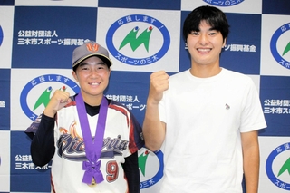 将来の目標を語った森本愛子さん（左）と駒田瑛人さん＝三木市役所