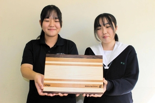 まな板の名前、デザインを考えた（左から）岩崎鼓さんと本岡ひびくさん＝三木北高校