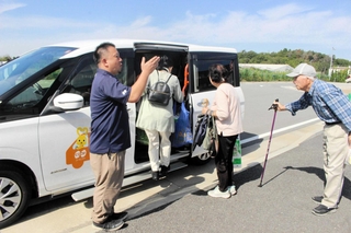 「買いもん行こカー」に乗り込む住民ら＝三木市志染町青山７