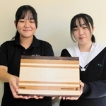 まな板の名前、デザインを考えた（左から）岩崎鼓さんと本岡ひびくさん＝三木北高校