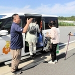 「買いもん行こカー」に乗り込む住民ら＝三木市志染町青山７