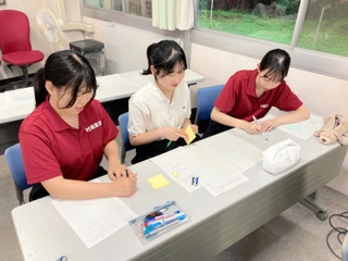 香美町に若者を呼び込む施策を話し合う生徒たち＝村岡高校 