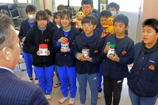 播磨町の佐伯謙作町長に募金を渡す蓮池小学校の児童たち＝播磨町西野添４