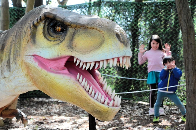 赤穂／海浜公園に恐竜が登場・メイン