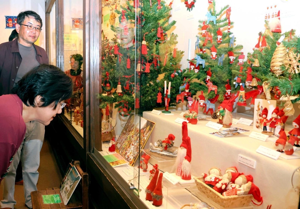 ４日付〈はりまカルチャー〉玩具博クリスマス展○