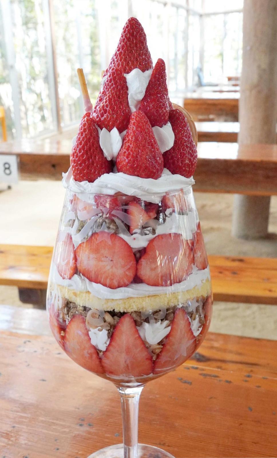 ○かさや特大イチゴパフェ