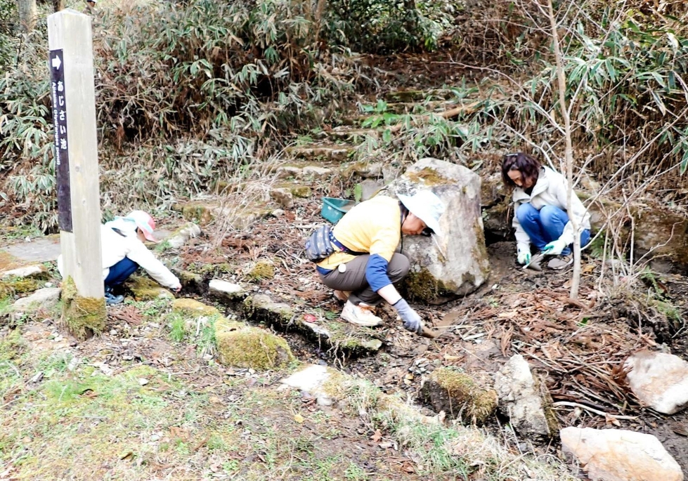 ○根岸真理の四季便り①作業風景（提供）