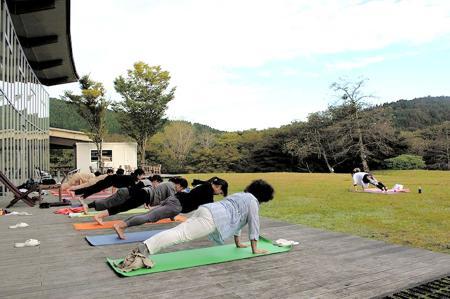 外ヨガ 好評 五感生かし 屋内外で心身調整 おでかけトピック 兵庫おでかけプラス 神戸新聞next