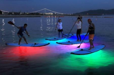夜の海に漂う光 スタンドアップパドルボード人気 | おでかけ 夜の海に漂う光 スタンドアップパドルボード人気 | おでかけ