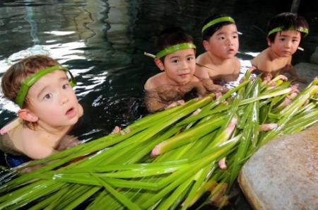 城崎温泉外湯でしょうぶ湯 端午の節句に合わせ おでかけトピック 兵庫おでかけプラス 神戸新聞next 城崎温泉外湯でしょうぶ湯 端午の節句に合わせ おでかけトピック 兵庫おでかけプラス 神戸新聞next