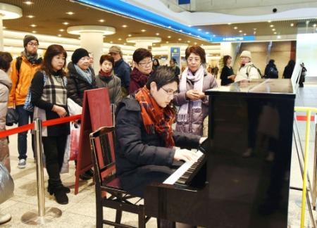 神戸の地下街にストリートピアノ １１日まで試験設置 おでかけトピック 兵庫おでかけプラス 神戸新聞next