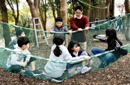 子どもが自分の責任で自由に遊ぶ 月1回の会下山プレーパーク おでかけトピック 兵庫おでかけプラス 神戸新聞next 子どもが自分の責任で自由に遊ぶ 月1回の会下山プレーパーク おでかけトピック 兵庫おでかけプラス 神戸新聞next