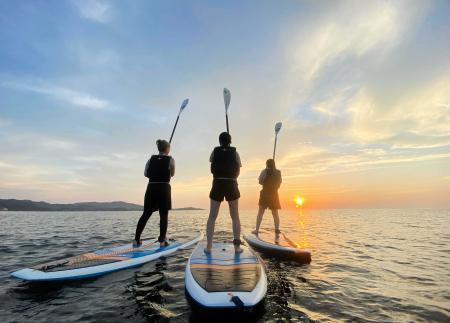 絶景の夕日へ海面散歩 波穏やか、ゆったりスタンドアップパドルボード