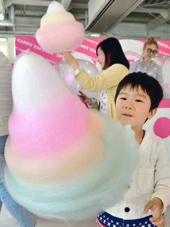虹色の巨大わたあめ ハーバーランドに期間限定店 おでかけトピック 兵庫おでかけプラス 神戸新聞next 虹色の巨大わたあめ ハーバーランドに期間限定店 おでかけトピック 兵庫おでかけプラス 神戸新聞next