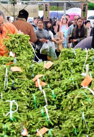 黒枝豆に長蛇の列 篠山で 味まつり 9日まで おでかけトピック 兵庫おでかけプラス 神戸新聞next 黒枝豆に長蛇の列 篠山で 味まつり 9日まで おでかけトピック 兵庫おでかけプラス 神戸新聞next
