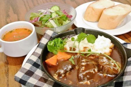 ランチどこいこ 牛ほほ肉のビーフシチュー ワイン食堂ｐｉｎｏ 姫路市 おでかけトピック 兵庫おでかけプラス 神戸新聞next
