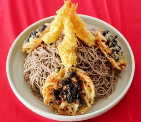揚げ麺など迫力 メガ盛り 西紀ｓａでｇｗ限定 おでかけトピック 兵庫おでかけプラス 神戸新聞next