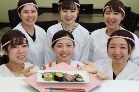 すしスイーツ 西区まつりで販売 神院大の６人 おでかけトピック 兵庫おでかけプラス 神戸新聞next