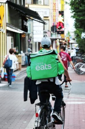あの店の味が自転車で届く 新型出前「ウーバーイーツ」  おでかけ 