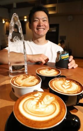 クジャク描きラテアート日本一に 神戸の上田さん | おでかけトピック
