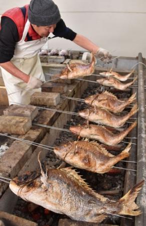 作業場に香ばしい匂い漂う にらみ鯛焼き上げ始まる 加古川 おでかけトピック 兵庫おでかけプラス 神戸新聞next