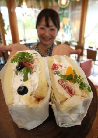 もっちり食パンでフルーツサンド コミレス２店舗が初コラボ おでかけトピック 兵庫おでかけプラス 神戸新聞next