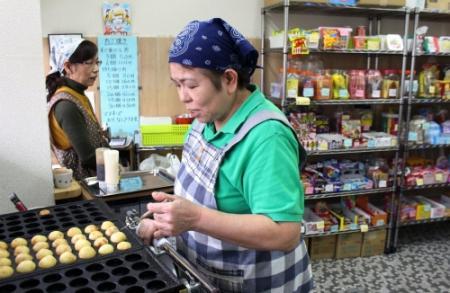 子どもの居場所を次代へ 駄菓子屋を新たに営む店主たち おでかけトピック 兵庫おでかけプラス 神戸新聞next 子どもの居場所を次代へ 駄菓子屋を新たに営む店主たち おでかけトピック 兵庫おでかけプラス 神戸新聞next