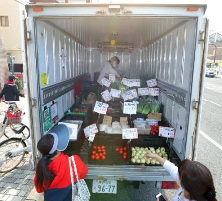 トラックの荷台に載せる行商用ケース、果物、野菜、鮮魚の移動販売