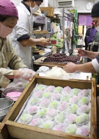 年に一度 この季節にしか味わえない名物 米まんじゅう に長蛇の列 おでかけトピック 兵庫おでかけプラス 神戸新聞next