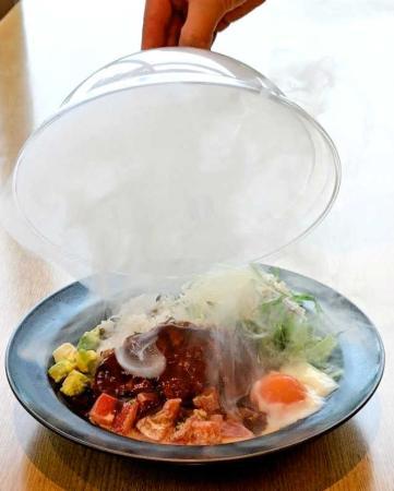 映える新メニュー「モコモコ丼」 煙の中からロコモコ丼