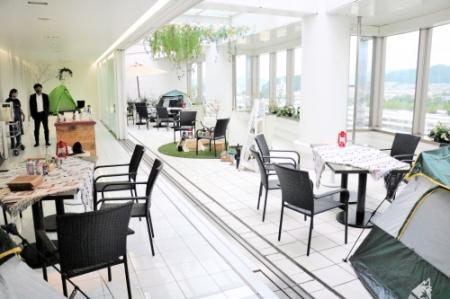 チャペルがレストランに 変身 姫路城バックに キャンプ飯 いかが おでかけトピック 兵庫おでかけプラス 神戸新聞next