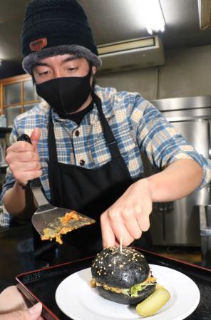 竹炭で真っ黒バーガー 「鉱石の道」をイメージ、道の駅あさごで販売