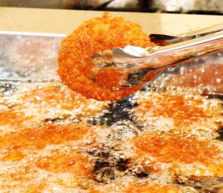 誘われても断ってきた コロッケさんのコロッケ店、笑いでなく味で勝負