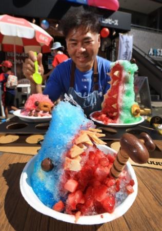 見てヒヤ～食べてヒンヤリ ちょっとホラーなかき氷「サメ氷 被害者つき