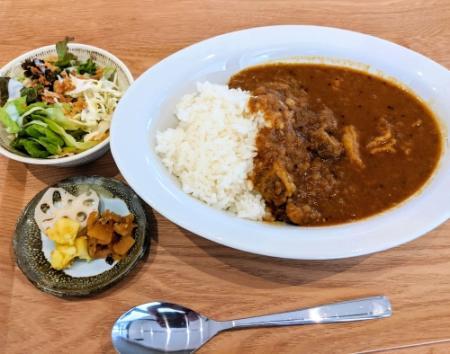 ルーの主役は淡路産タマネギ 煮込んだ牛すじとバランス絶妙 丹波篠山の篠山ビーフカレーｔａｋｉ おでかけトピック 兵庫おでかけプラス 神戸新聞next