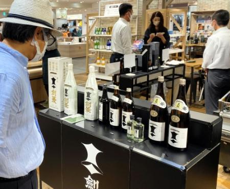 大丸神戸店で日本酒イベント 兵庫五国 摂津 の限定酒など販売 試飲やトークショーも 13日まで おでかけトピック 兵庫おでかけプラス 神戸新聞next 大丸神戸店で日本酒イベント 兵庫五国 摂津 の限定酒など販売 試飲やトークショーも 13日まで おでかけトピック 兵庫おでかけプラス 神戸新聞next
