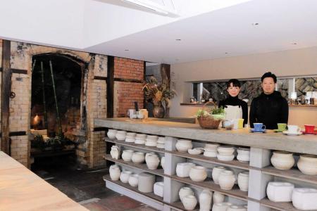 丹波焼窯元が元工房をカフェに 人気の器で抹茶や和菓子提供、陶芸体験