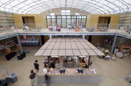 淡路岛 巨大な倉庫カフェでゆったりコーヒータイム 淡路島で人気、地元産の