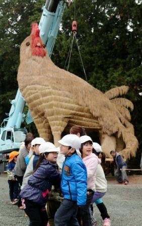 姫路 加茂神社で干支引き 参道に巨大 酉 設置 おでかけトピック 兵庫おでかけプラス 神戸新聞next 姫路 加茂神社で干支引き 参道に巨大 酉 設置 おでかけトピック 兵庫おでかけプラス 神戸新聞next
